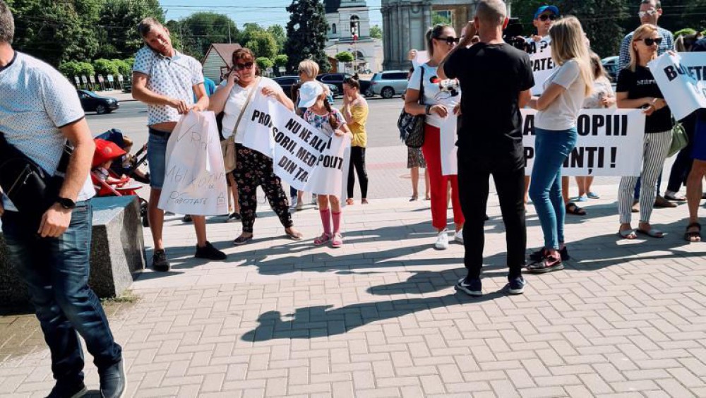 FOTO // Tinerii din programul Prima Casă au ieșit din nou la protest: Nu ne alungați din țară